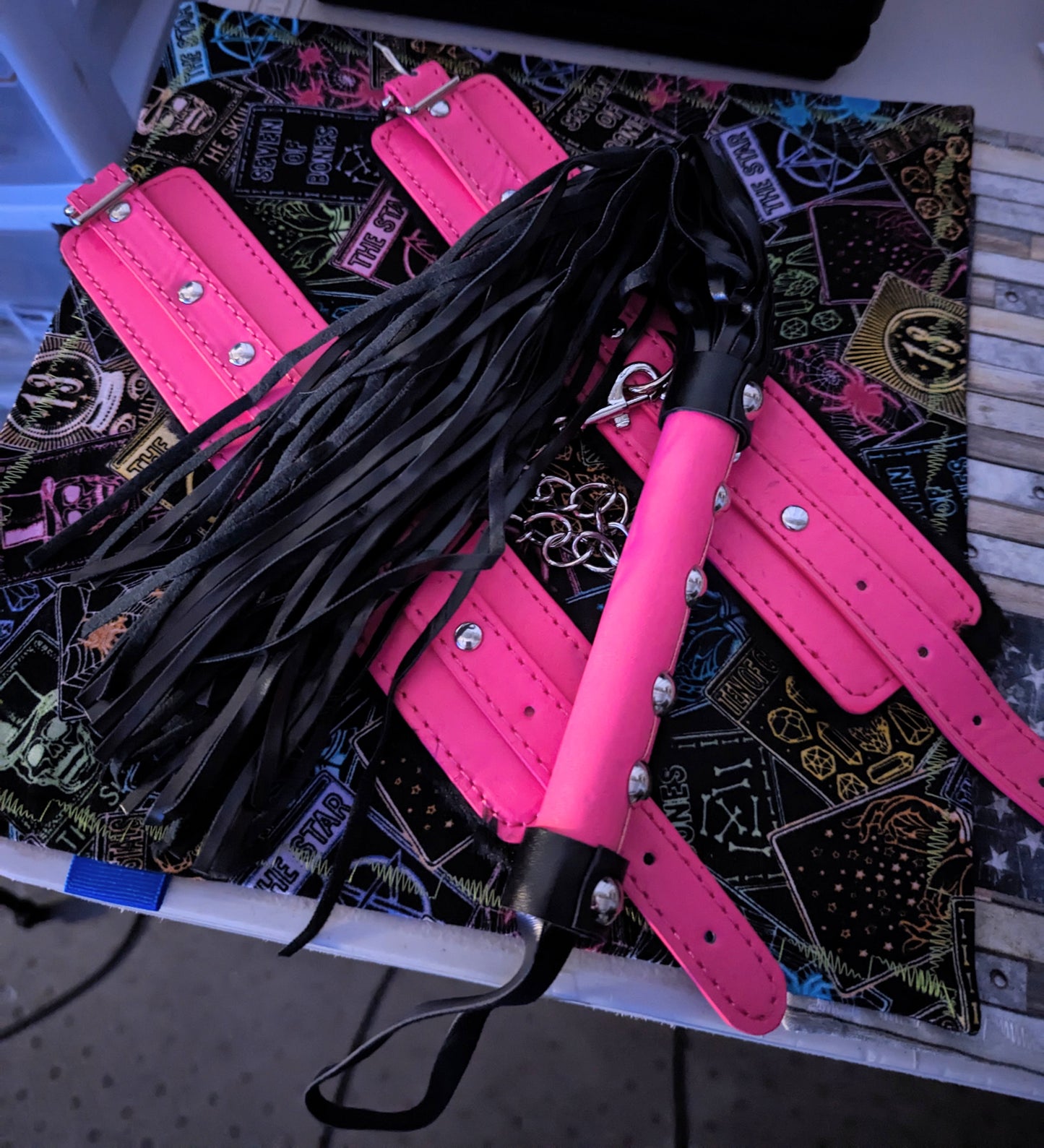 PINK LEATHER PADDED CUFFS & FLOGGER BONDAGE PLAY SET