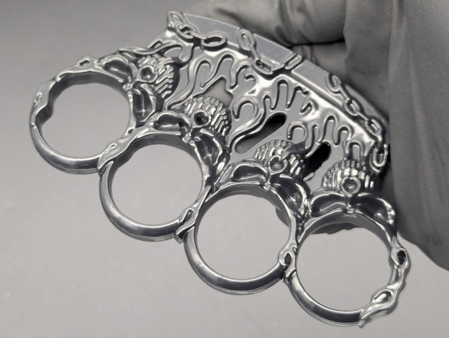 CHAINED SKULLS BLACK KNUCKLE DUSTER