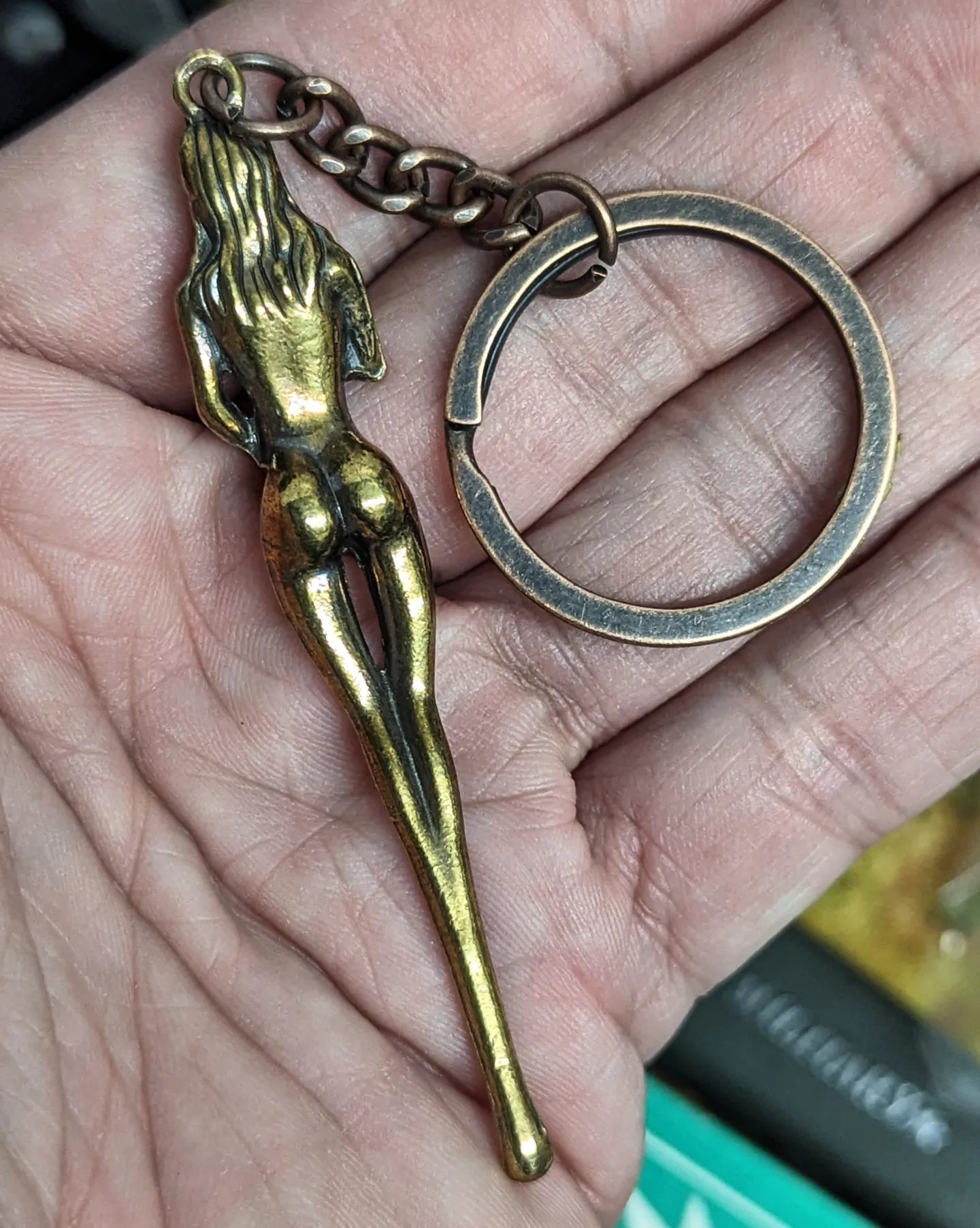 Antiqued Style Brass Pinup Mini Scoop Keyring