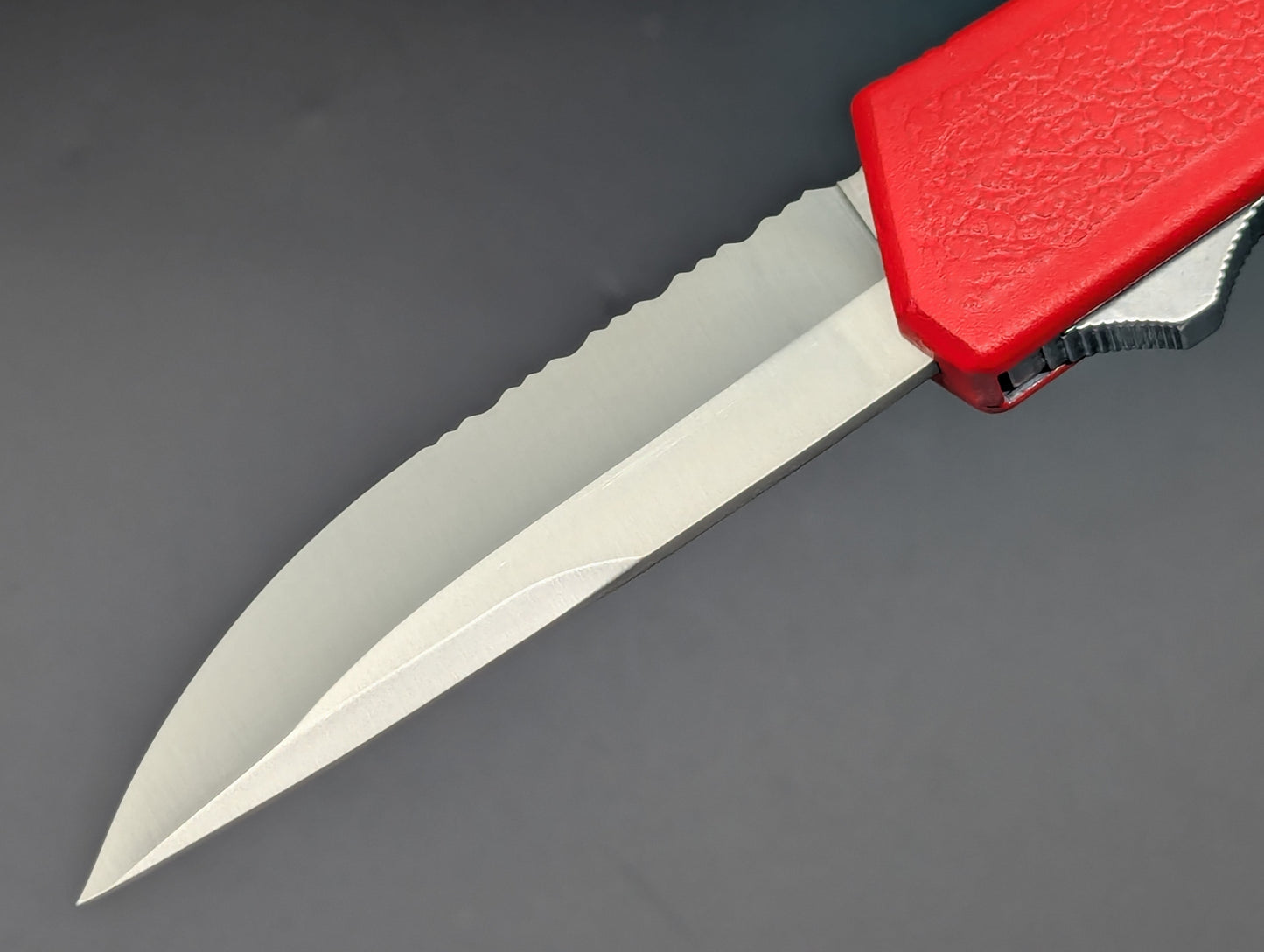 Lightning OTF Knife Red Part Serr. Drop Point