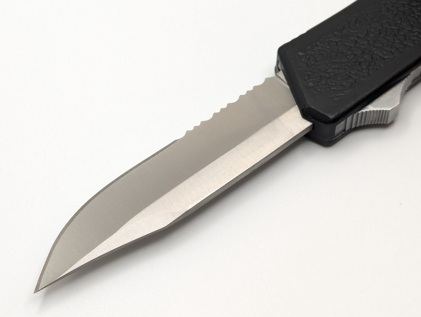 Black Part Serr. Clip Point Lightning OTF Knife