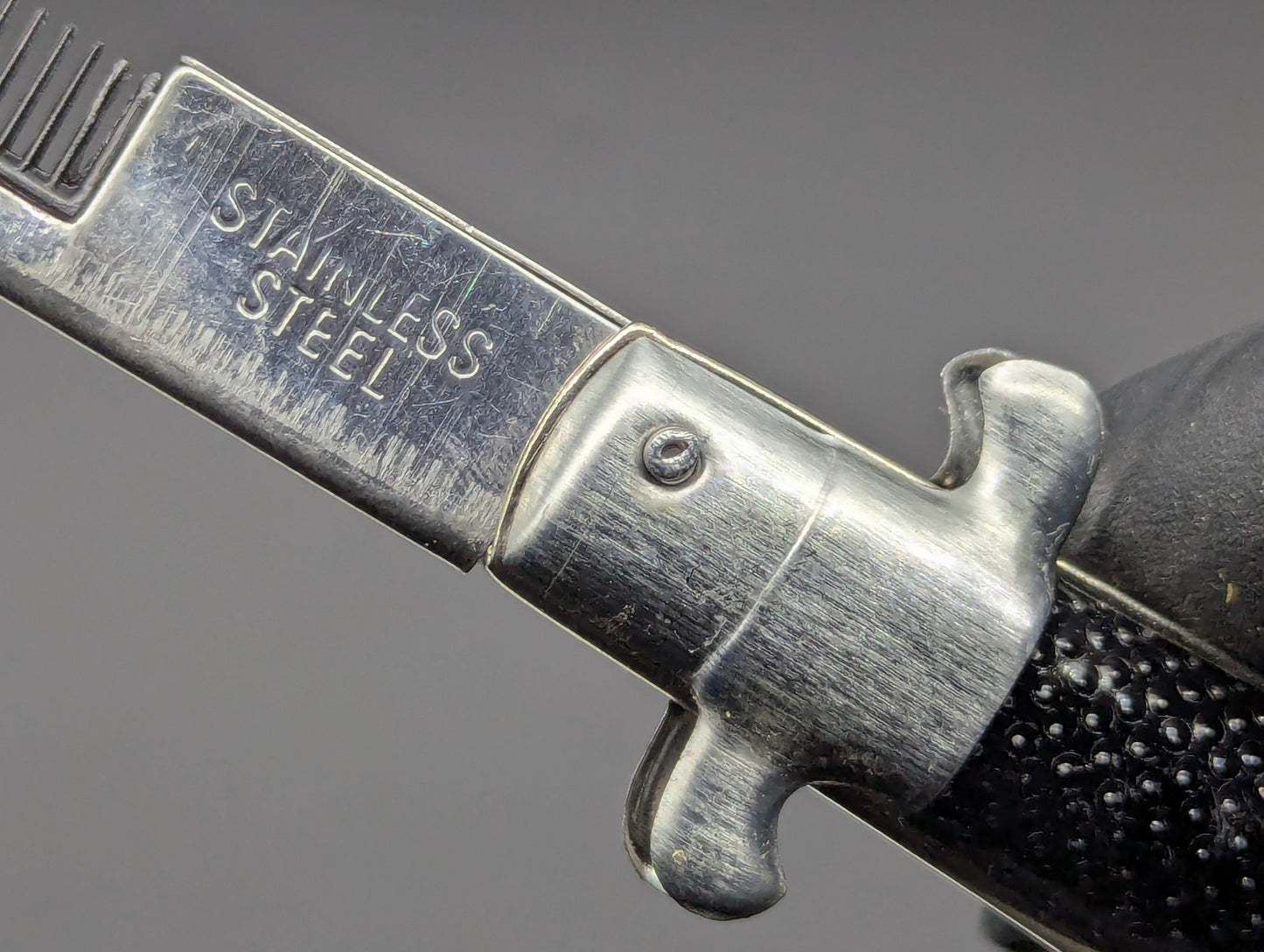 NOS 80's VINTAGE HONG KONG SWITCHBLADE COMB