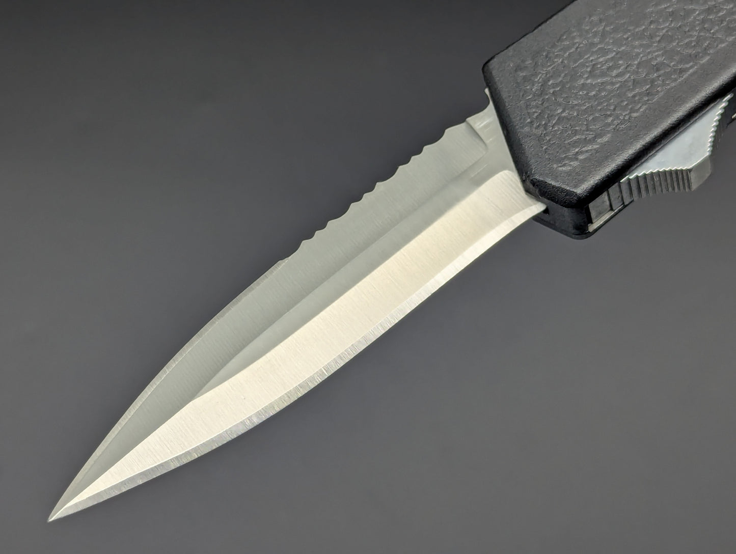 Black Stainless D/E Part Serr. Lightning OTF Knife