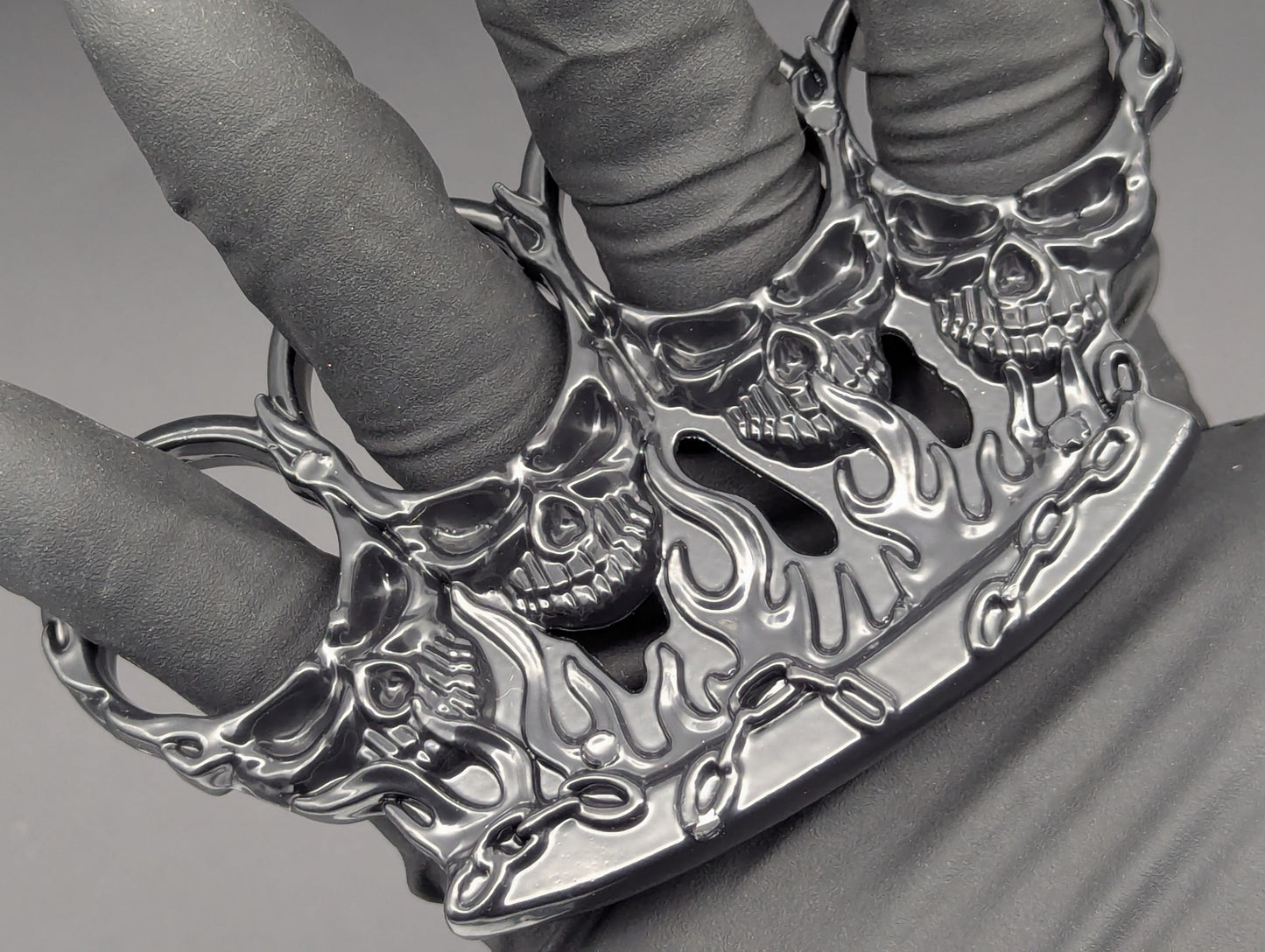 CHAINED SKULLS BLACK KNUCKLE DUSTER