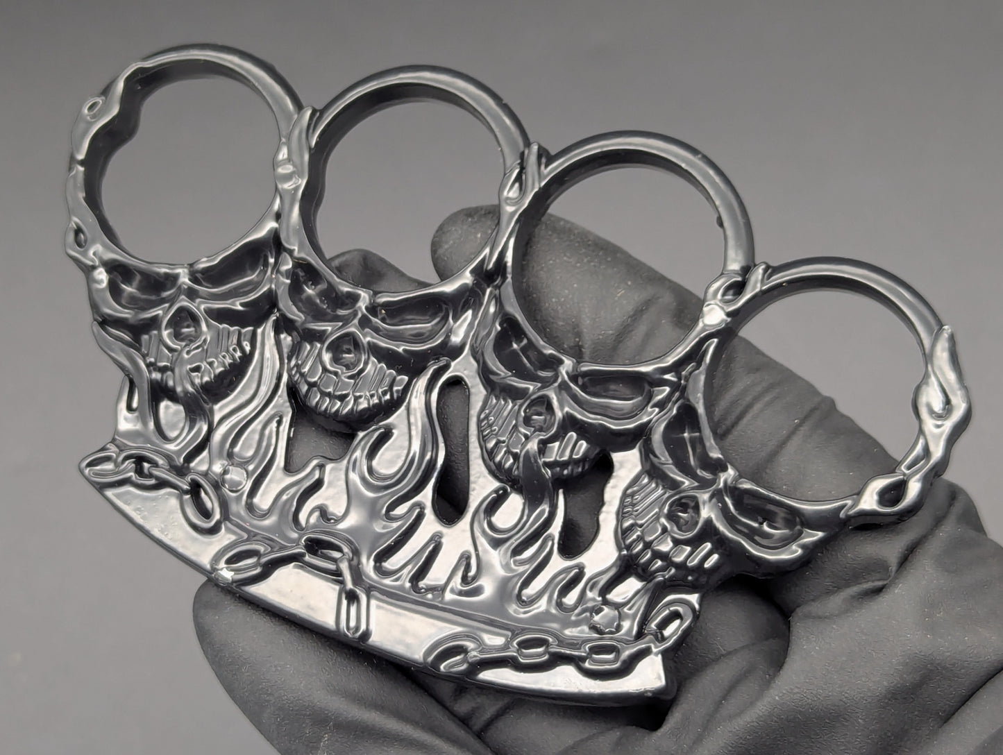 CHAINED SKULLS BLACK KNUCKLE DUSTER