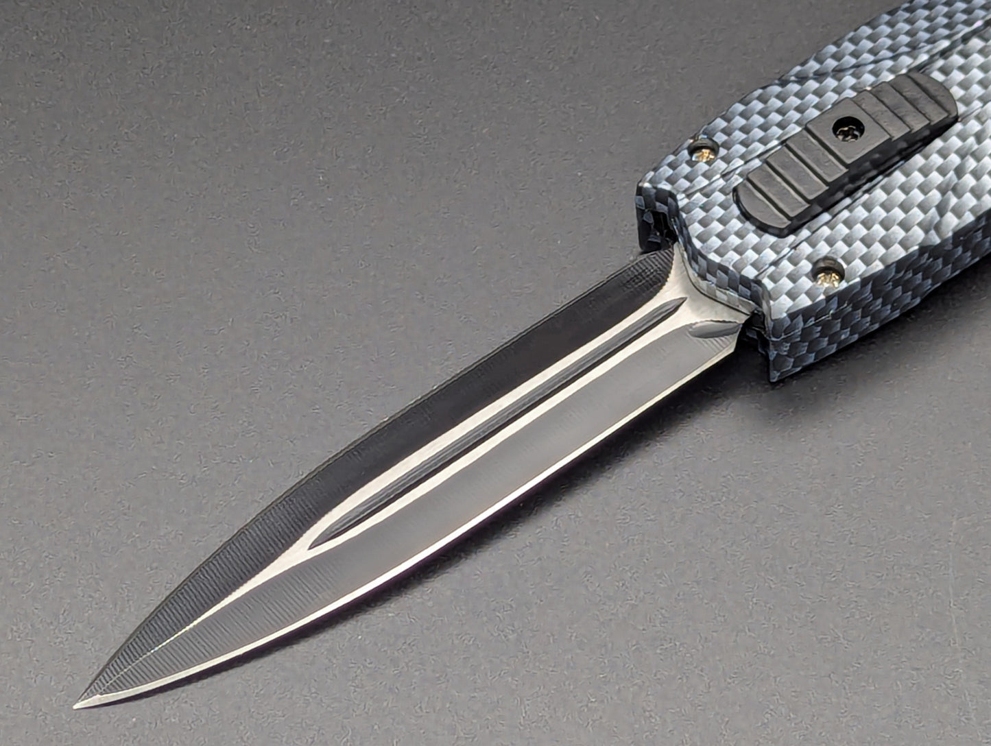 9" FAUX CARBON FIBER VIPER D/A OTF KNIFE